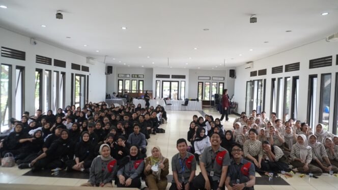 
					Tim IPSMF 2024 Telkom University gelar program pengabdian masyarakat bertema street photography kepada pelajar siswa sekolah menengah. Foto/Istimewa.