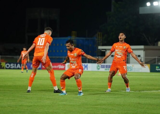 
					
Para pemain Persiraja Banda Aceh merayakan gol mereka ke gawang PSMS Medan. (Foto: IG @persiraja.id)